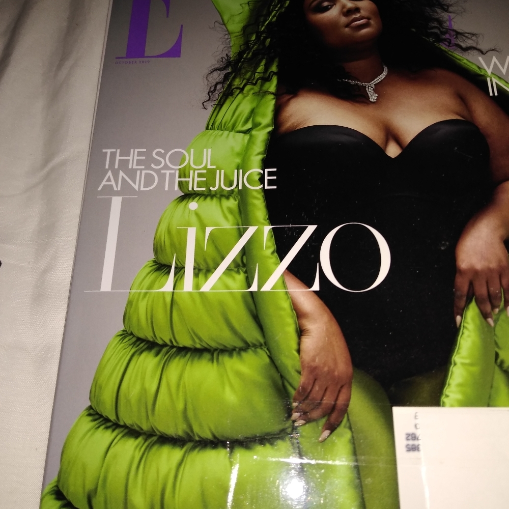 ELLE Magazine 190 Pages - Picture 7 of 7